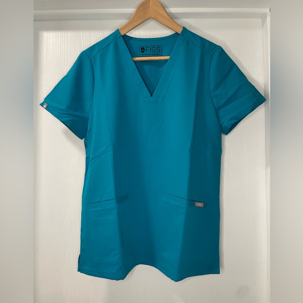 Figs NWT Casma Three-Pocket Short Sleeve Scrub Top in Teal. Size S